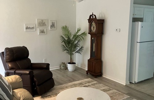 Hickory Apartment | Dennis & Catherine's Private, Quiet, Cozy, Clean, Retreat