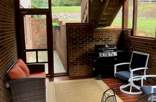 Hickory Apartment | Dennis & Catherine's Private, Quiet, Cozy, Clean, Retreat