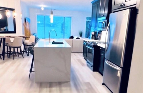 Westbank Condo | Direct Lakefront 3 bdrm, Beach, Heated Pool, Hot Tub, Gym, Marina, Wine Trails