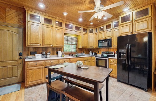 Wise Cabin | Dock & Fire Pit! Lake Gaston Cabin in Macon