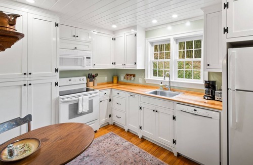 Batesville Cottage | Dog Friendly Cottage Close to UVA