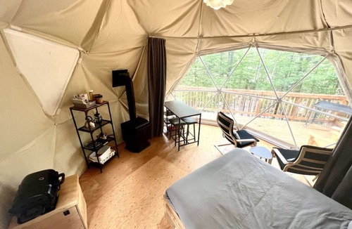 Saint-Gabriel-de-Valcartier House | Dome # 4 with a view to the forest.