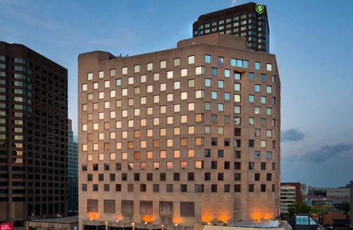 Quartier des Spectacles Hotel | DoubleTree by Hilton Montreal
