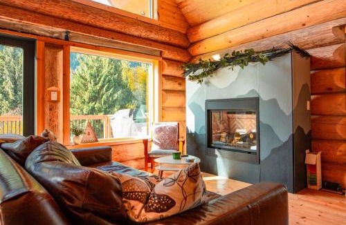 Sunshine Valley House | Douglas Fir Retreat, Mtn Views and Expansive Deck