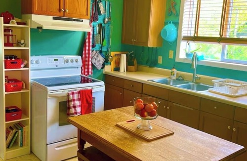 Bella Coola House | Downtown Bella CoolanAdorable 2 Bedroom Home with full Bath, sleep’s 6