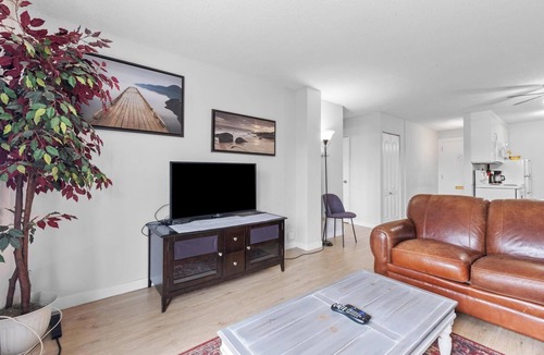 Mission District Apartment | Downtown Calgary 1BR, Balcony & Parking, Walk 95