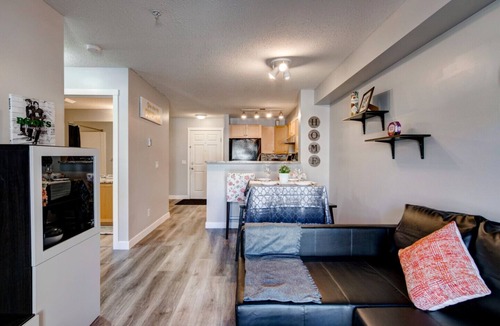 East Village House | Downtown Condo Sleep 4 people (FREE underground parking)