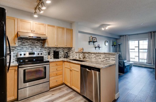East Village House | Downtown Condo Sleep 4 people (FREE underground parking)