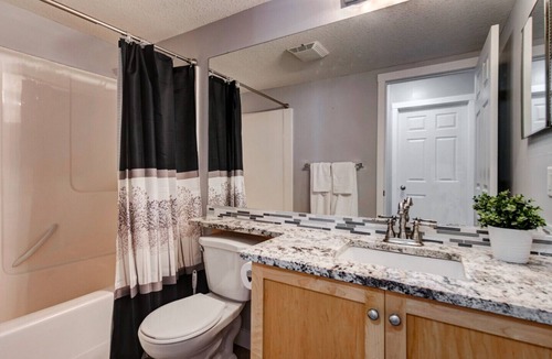 East Village House | Downtown Condo Sleep 4 people (FREE underground parking)