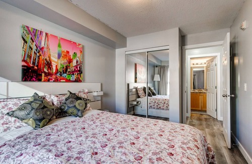 East Village House | Downtown Condo Sleep 4 people (FREE underground parking)