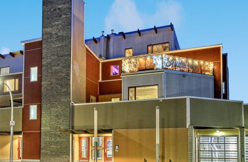 North Central Edmonton Apartment | Downtown Edmonton Loft - Brewery District walking distance to rogers place.