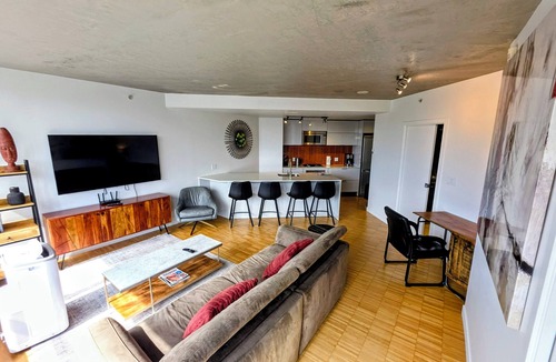 Gastown Apartment | Downtown Escape – Walk to Cruise Ships & BC Place | 3 Comfy Beds