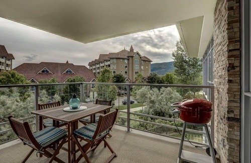 North End Condo | Downtown Luxury Accommodations steps to the Pool and Beach . Heart of Kelowna