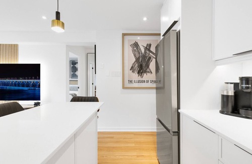 Milton Park Apartment | Downtown Montreal Atelier W/Balcony | 1BR King Bed, Sofa Bed, Parking, TV & Gym