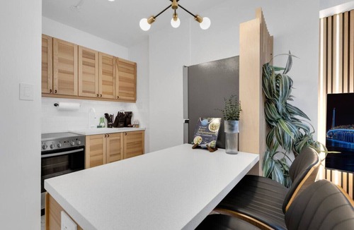 Milton Park Apartment | Downtown Montreal Sherbrooke Suite | Balcony, Queen Bed, Sofa Bed, Parking & TV