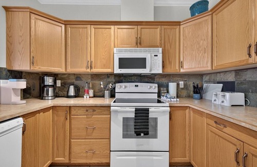 North End Apartment | Downtown Pool View 2 Bdrm 449 On The Lake