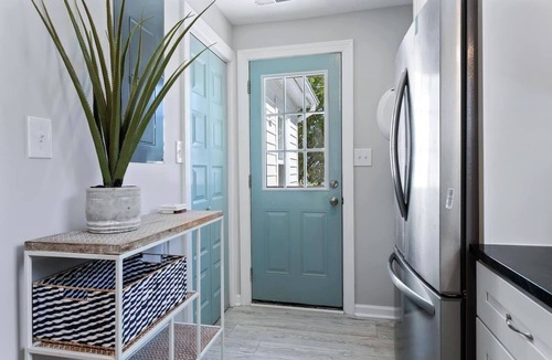 Downtown Apartment | Downtown Retreat private balcony