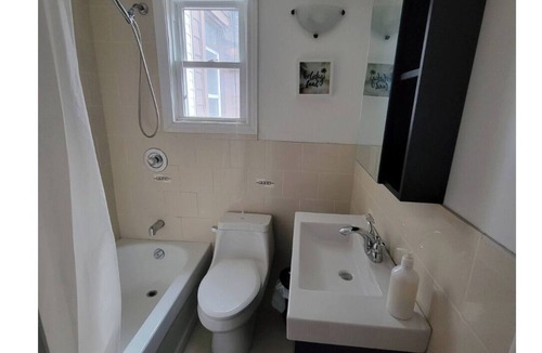 Trinity - Bellwoods House | Downtown toronto Bathurst/Dundas 6 bed 2 bath unit near grocery & public transit