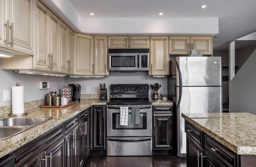 Okanagan-Similkameen Condo | DT modern loft | 1 block to beach | MIN 90-day stays