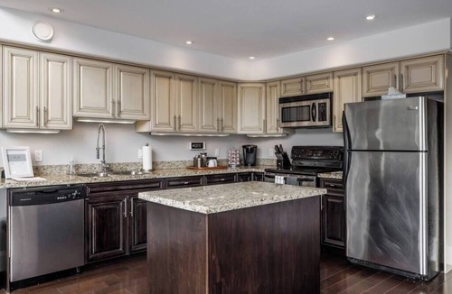 Okanagan-Similkameen Condo | DT modern loft | 1 block to beach | MIN 90-day stays