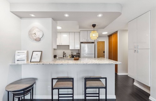 Downtown Vancouver Apartment | DT Penthouse| Free Parking| Balcony| 9min to Beach