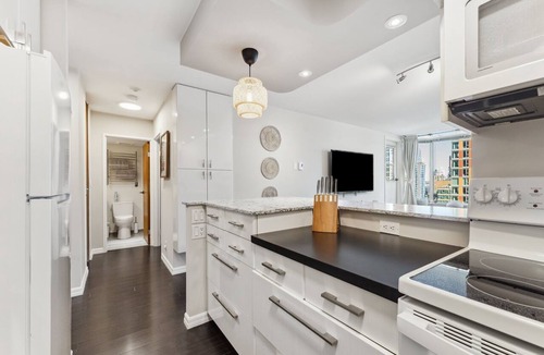 Downtown Vancouver Apartment | DT Penthouse| Free Parking| Balcony| 9min to Beach