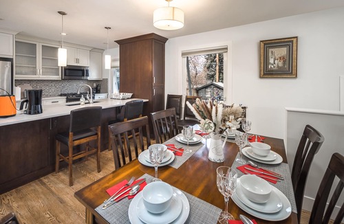Southwest Calgary House | E@HOME 5BR2BA Near Chinook Mall & Transit, Free Parking, Fast Wi-Fi,