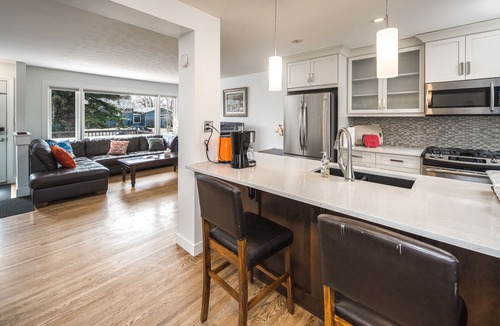 Southwest Calgary House | E@HOME 5BR2BA Near Chinook Mall & Transit, Free Parking, Fast Wi-Fi,