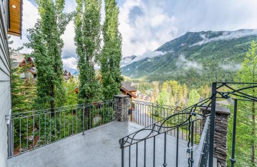 East Kootenay Ski Chalet | Eagle Lodge Pool & Private Hot Tub Ski In and Out