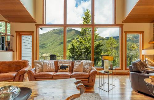 East Kootenay Ski Chalet | Eagle Lodge Pool & Private Hot Tub Ski In and Out