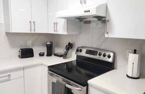 East Side Apartment | East Van Suite/King bed/Short walk to Sky Train & Commercial Dr