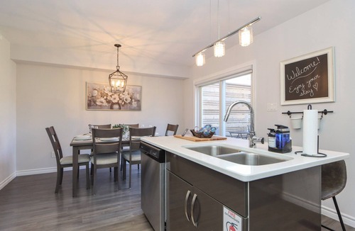 Sudbury House | Easy 5 minute Walk To Hospital-Modern Stay