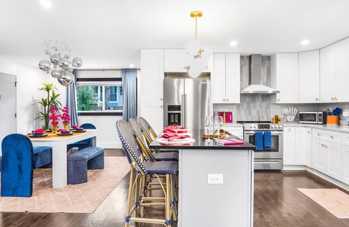 Paw Creek House | Eclectic Escape: 3bd - Backyard - 10min to Airport