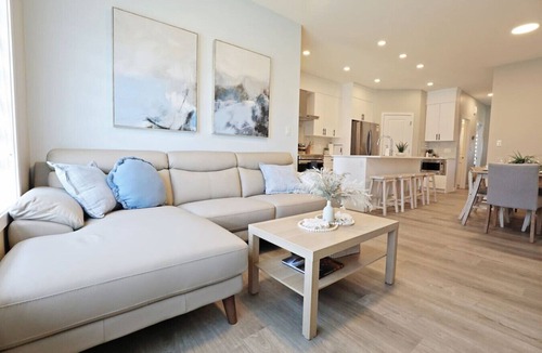 West Edmonton House | Edgemont Getaway Upstairs | King Bed, Garage, WEM