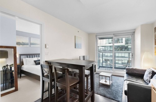 Central Apartment | Elegant 1BR Apt with Pool and Gym, Near Yaletown