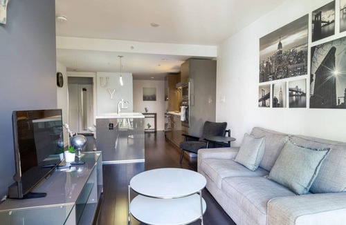 Central Apartment | Elegant 1BR Apt with Pool and Gym, Near Yaletown