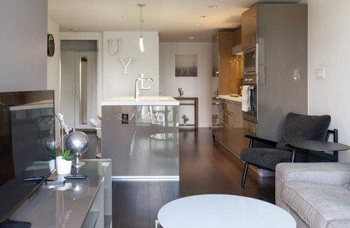 Central Apartment | Elegant 1BR Apt with Pool and Gym, Near Yaletown