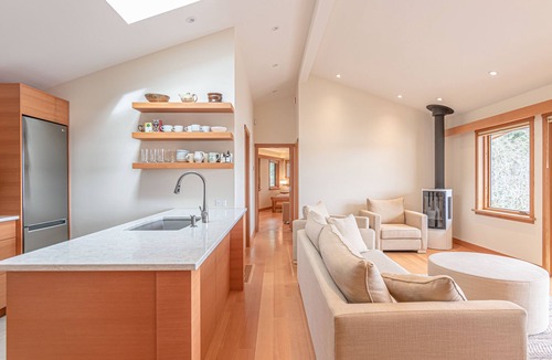 Salt Spring Island Apartment | Elegant 2-bedroom apartment on Salt Spring Island, with ocean-view deck.