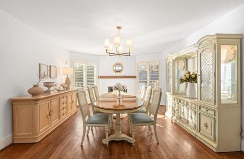 Oakridge House | Elegant 5BR Family Retreat - Garage and Backyard