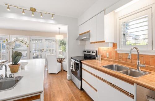 Oakridge House | Elegant 5BR Family Retreat - Garage and Backyard