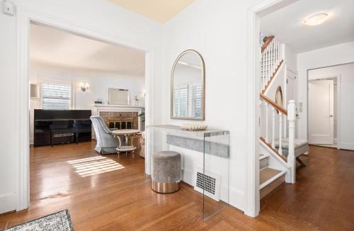 Oakridge House | Elegant 5BR Family Retreat - Garage and Backyard