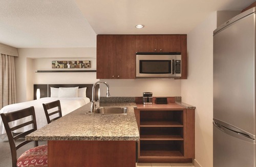 International District Hotel | Embassy Suites Montréal by Hilton