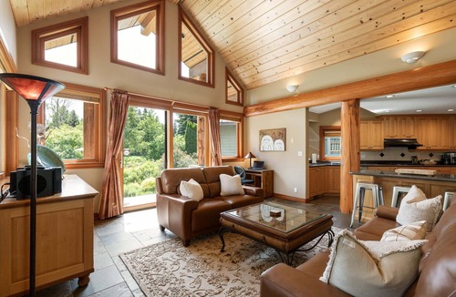 Nicklaus North Ski Chalet | ❄︎Emerald Chalet❄︎ 5 BR Chalet with Hot Tub & BBQ, First Hole of Golf Course