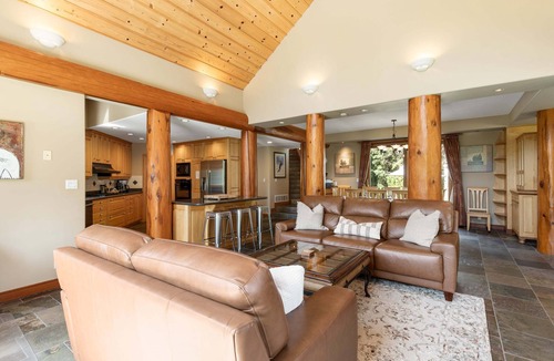 Nicklaus North Ski Chalet | ❄︎Emerald Chalet❄︎ 5 BR Chalet with Hot Tub & BBQ, First Hole of Golf Course