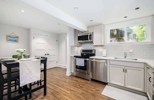 Dunbar House | Entire 4-Bedroom Garden Level Suite Near UBC/YVR