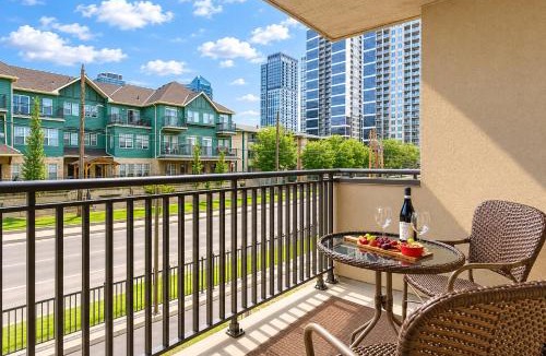 Beltline Apartment | Entire Downtown Condo steps to BMO & Stampede with Parking, 1,5 hrs to Banff