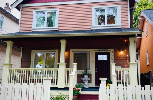 Grandview-Woodland Apartment | Entire Guest Studio Suite w/King-Bed | Bathtub | Parking