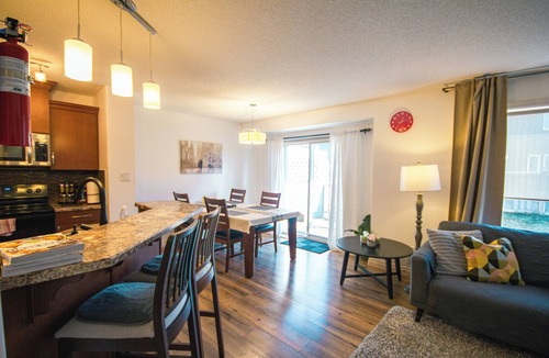 West Edmonton House | Entire Large|3BHome|King Bed| with A/C |Mins to WEM