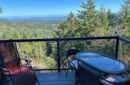 Salt Spring Island House | Entire room. Ocean, mountain view. Hot tub. Next to the Mount Maxwell park.