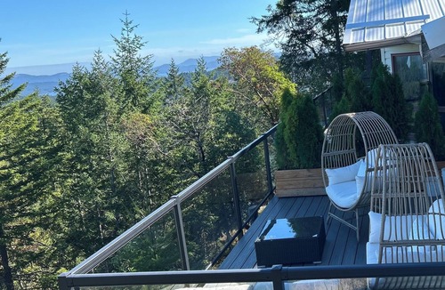 Salt Spring Island House | Entire room. Ocean,mountain view, hot tub,garden,deck,next to Mount Maxwell park